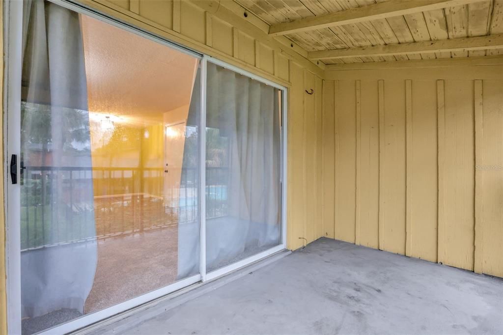 For Sale: $125,000 (1 beds, 1 baths, 633 Square Feet)