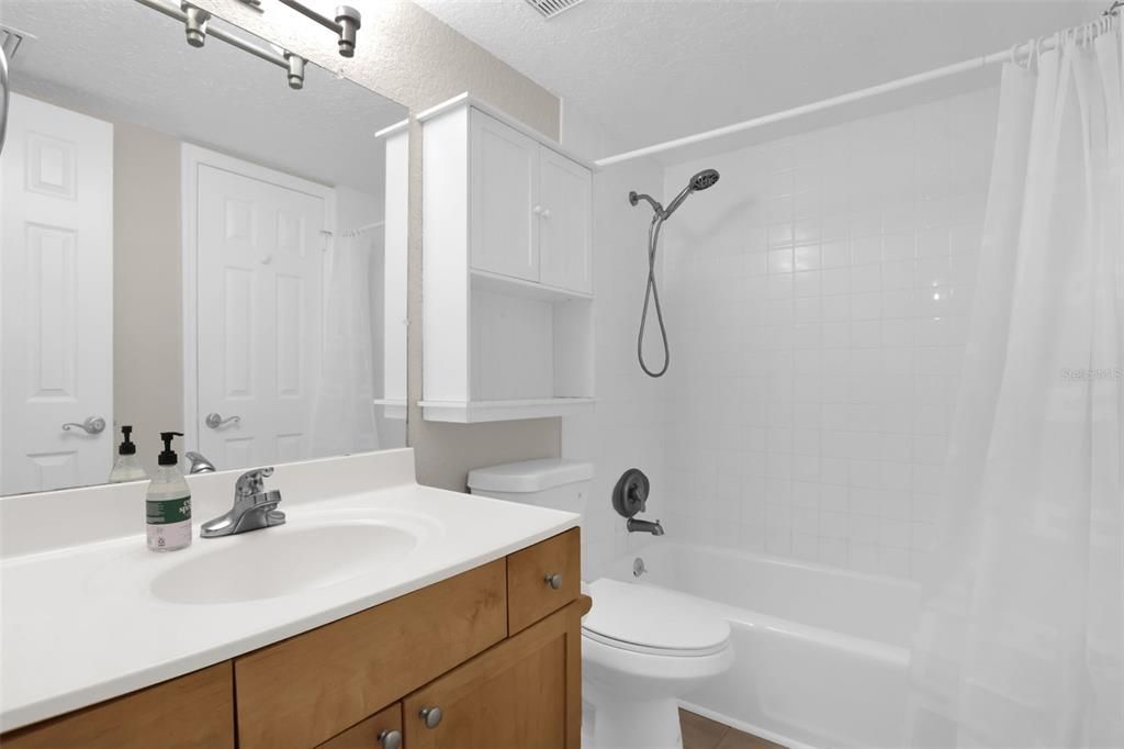 For Sale: $125,000 (1 beds, 1 baths, 633 Square Feet)