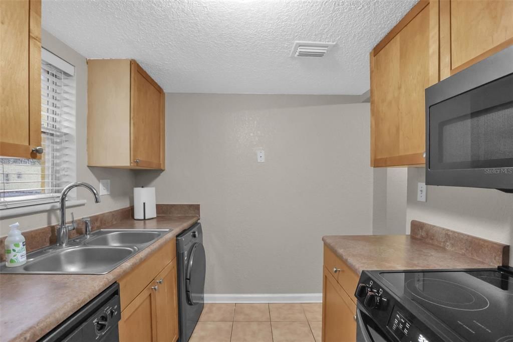 For Sale: $125,000 (1 beds, 1 baths, 633 Square Feet)