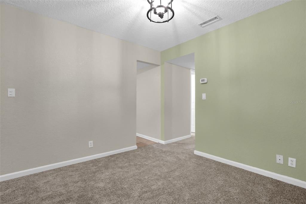 For Sale: $125,000 (1 beds, 1 baths, 633 Square Feet)