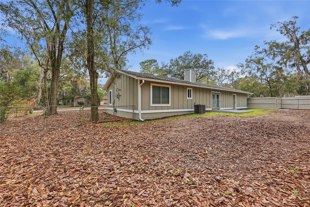 For Sale: $299,900 (3 beds, 2 baths, 1228 Square Feet)