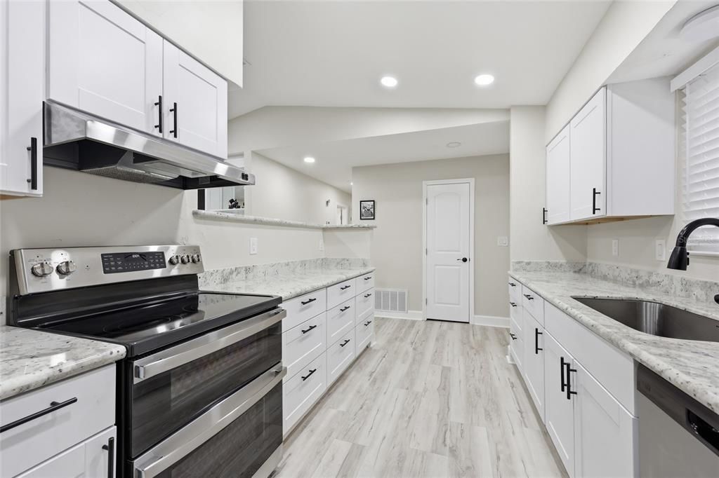 For Sale: $299,900 (3 beds, 2 baths, 1228 Square Feet)