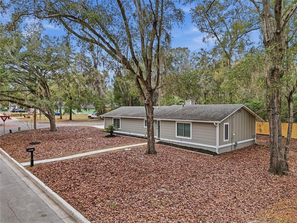For Sale: $299,900 (3 beds, 2 baths, 1228 Square Feet)