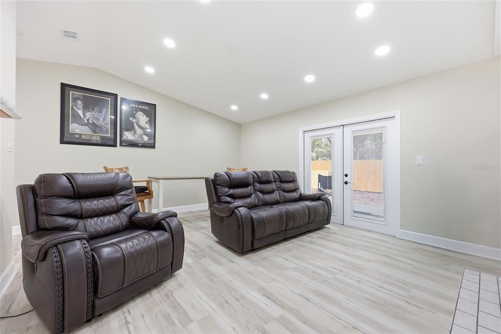 For Sale: $299,900 (3 beds, 2 baths, 1228 Square Feet)