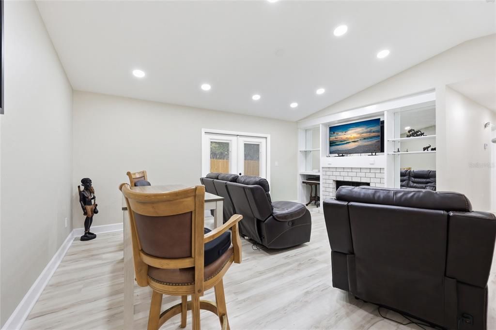 For Sale: $299,900 (3 beds, 2 baths, 1228 Square Feet)
