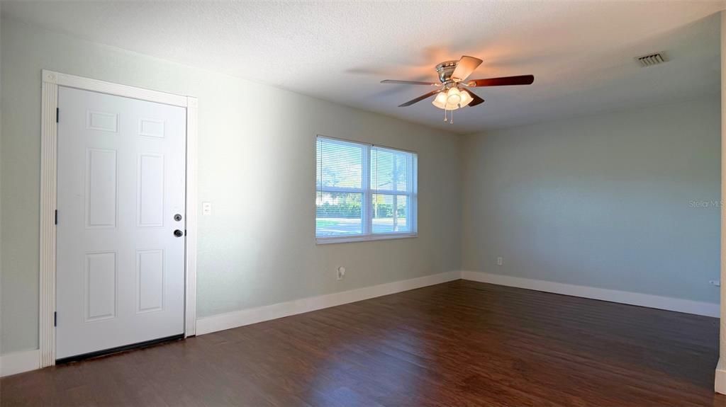 For Sale: $195,000 (2 beds, 1 baths, 950 Square Feet)