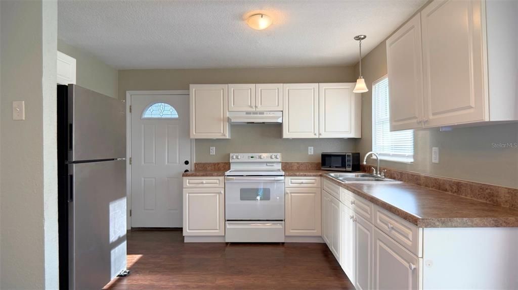 For Sale: $195,000 (2 beds, 1 baths, 950 Square Feet)