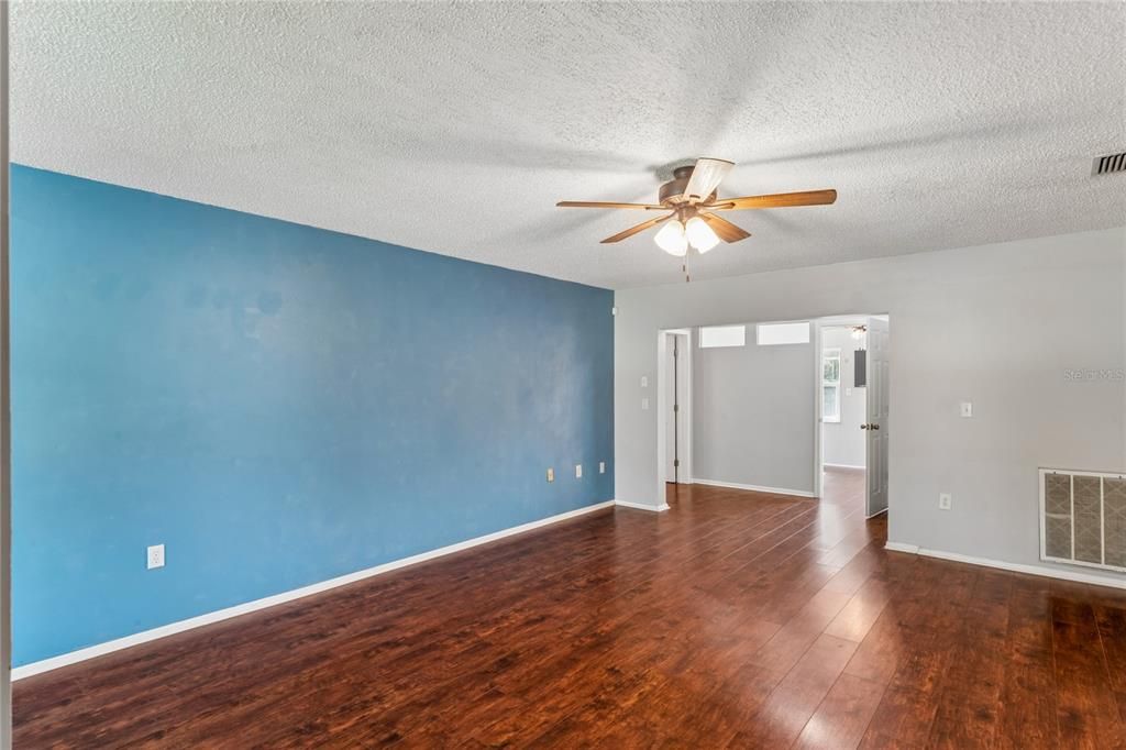 For Sale: $254,900 (3 beds, 2 baths, 1245 Square Feet)