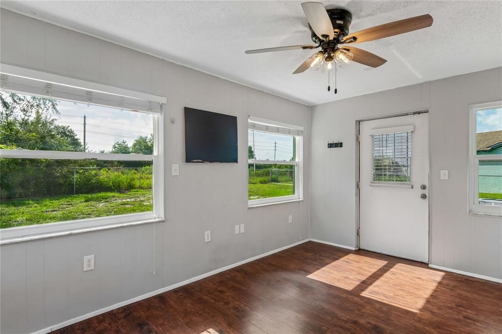For Sale: $254,900 (3 beds, 2 baths, 1245 Square Feet)