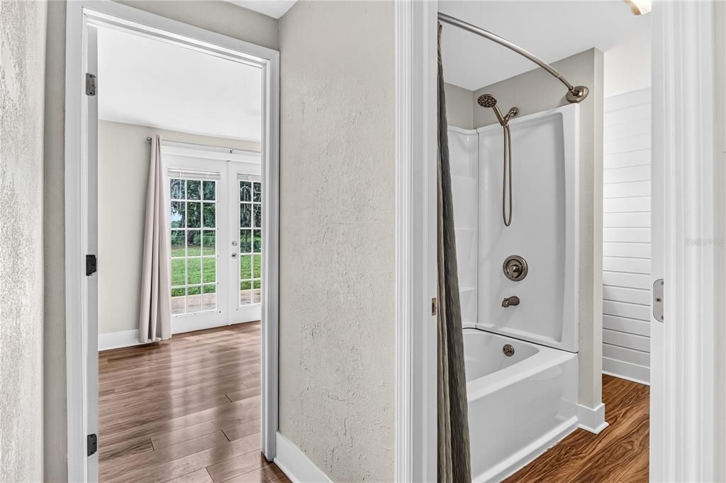For Sale: $189,900 (3 beds, 1 baths, 1059 Square Feet)