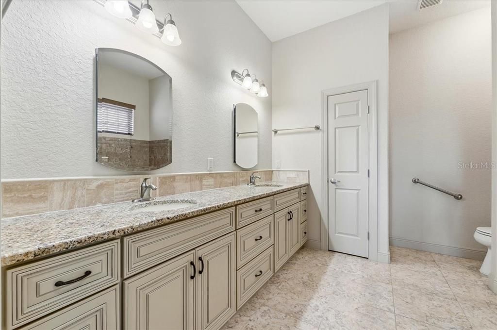 For Sale: $519,000 (2 beds, 2 baths, 1945 Square Feet)
