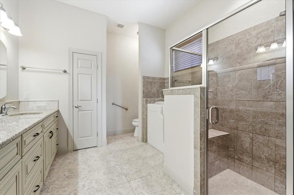 For Sale: $519,000 (2 beds, 2 baths, 1945 Square Feet)
