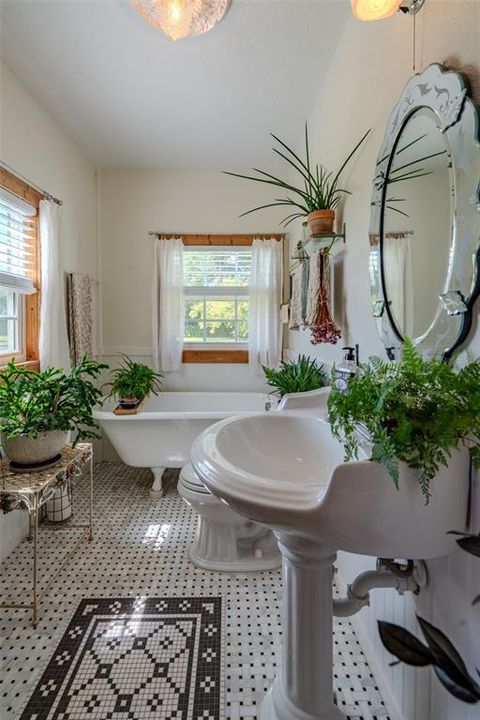 For Sale: $689,000 (3 beds, 2 baths, 1565 Square Feet)
