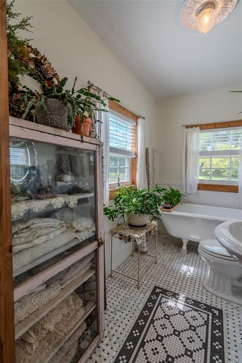 For Sale: $689,000 (3 beds, 2 baths, 1565 Square Feet)