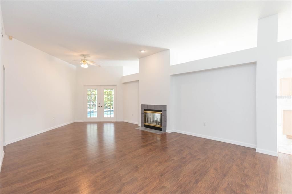 For Sale: $410,000 (4 beds, 2 baths, 1913 Square Feet)