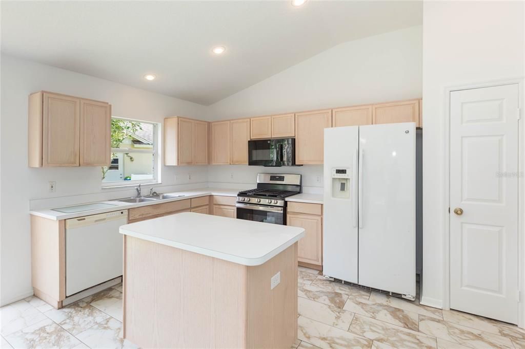 For Sale: $410,000 (4 beds, 2 baths, 1913 Square Feet)
