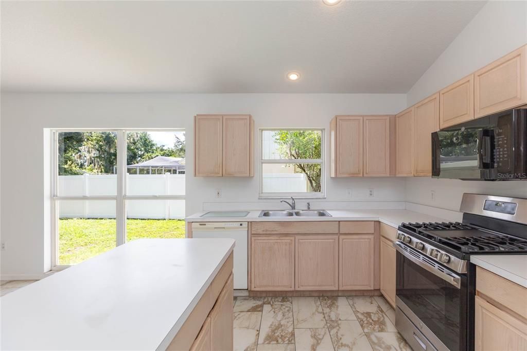 For Sale: $410,000 (4 beds, 2 baths, 1913 Square Feet)