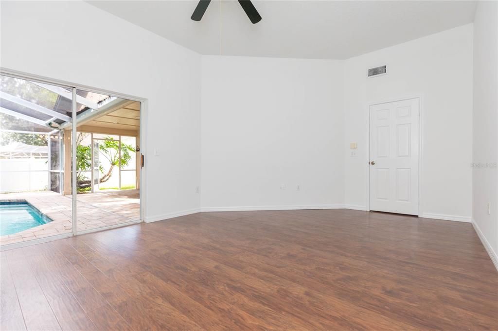 For Sale: $410,000 (4 beds, 2 baths, 1913 Square Feet)