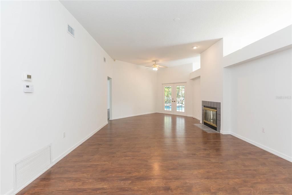 For Sale: $410,000 (4 beds, 2 baths, 1913 Square Feet)
