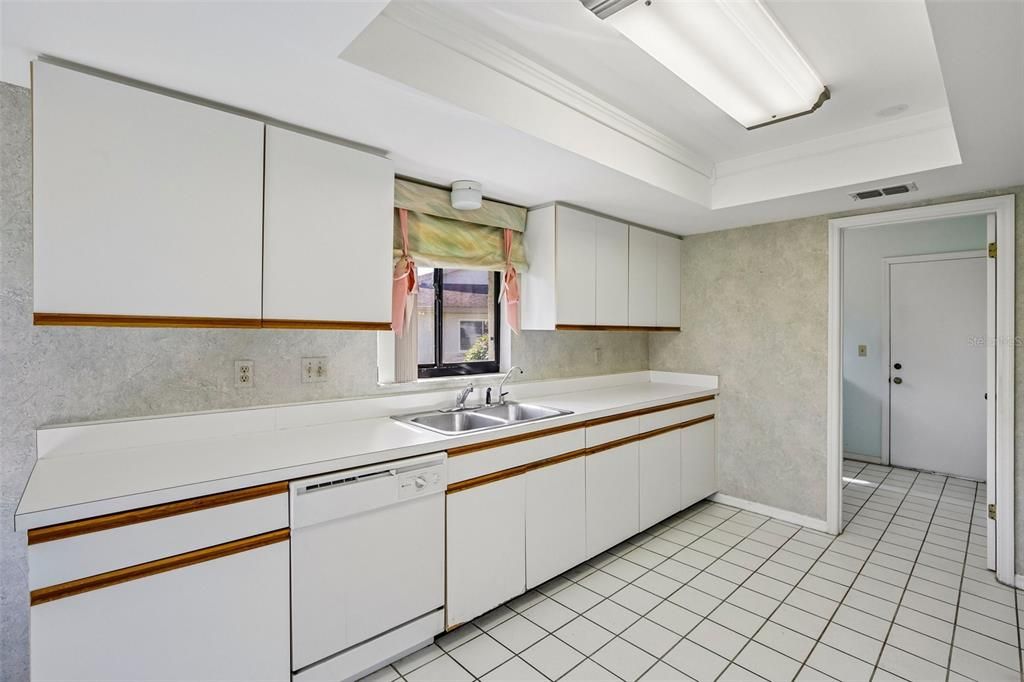 На продажу: $170,000 (2 спален, 2 ванн, 1751 Квадратных фут)