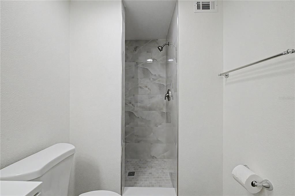 For Sale: $129,900 (2 beds, 2 baths, 915 Square Feet)