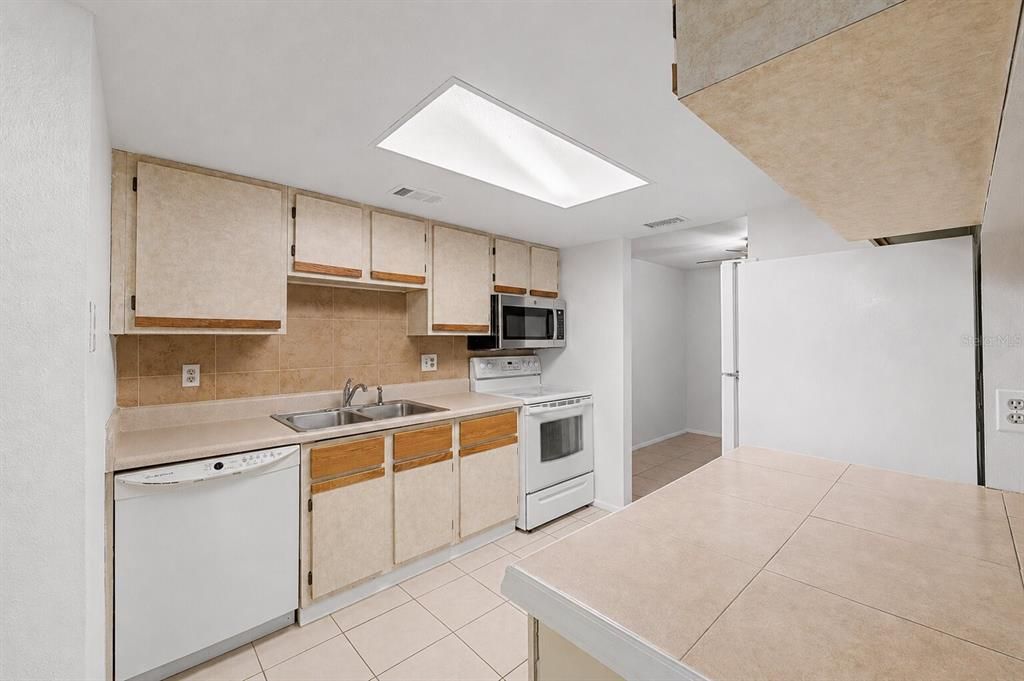 For Sale: $129,900 (2 beds, 2 baths, 915 Square Feet)