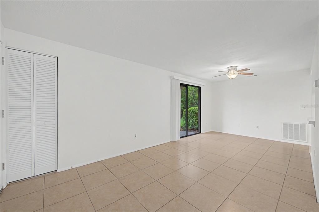 For Sale: $129,900 (2 beds, 2 baths, 915 Square Feet)