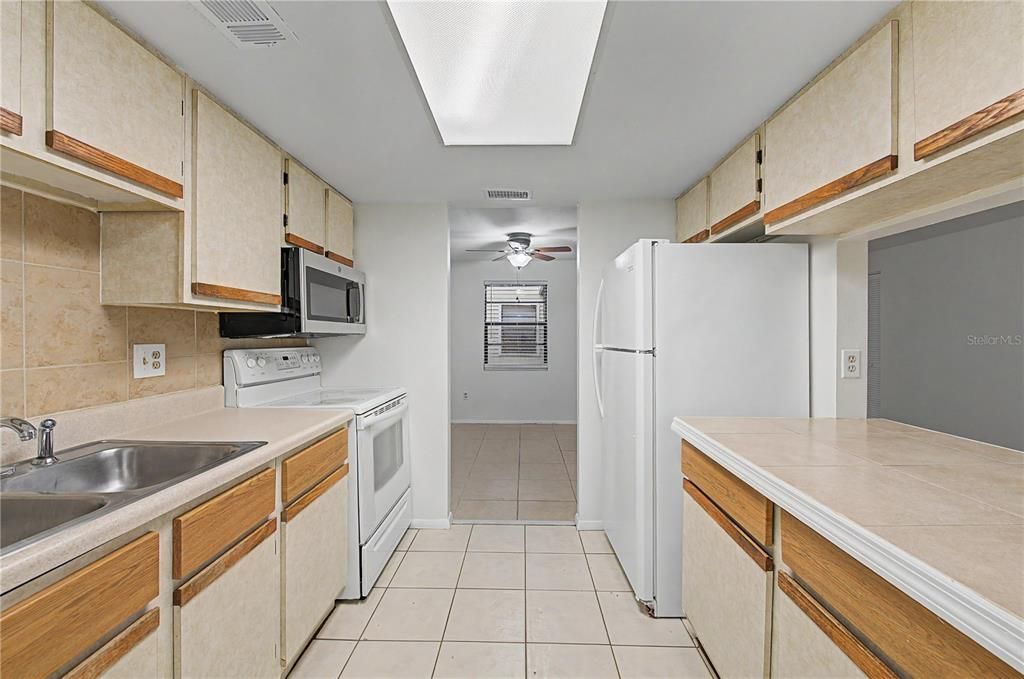For Sale: $129,900 (2 beds, 2 baths, 915 Square Feet)