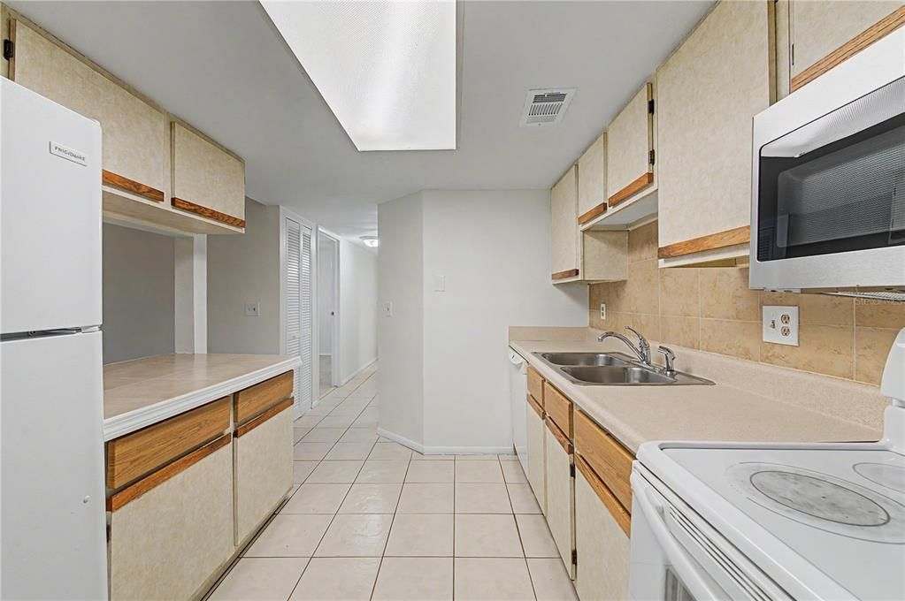 For Sale: $129,900 (2 beds, 2 baths, 915 Square Feet)
