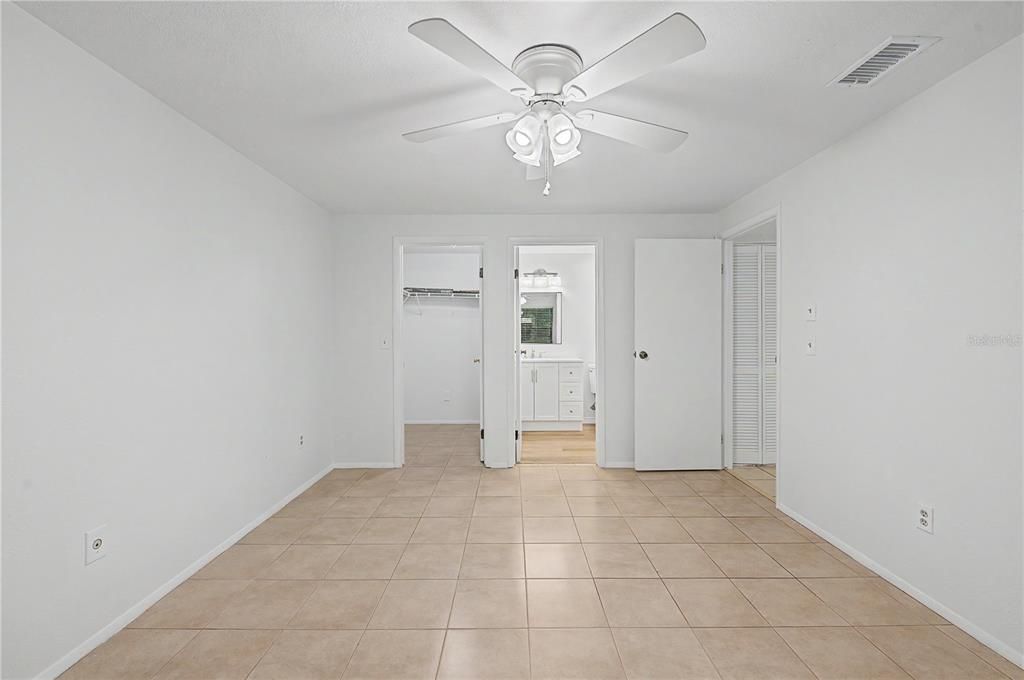 For Sale: $129,900 (2 beds, 2 baths, 915 Square Feet)