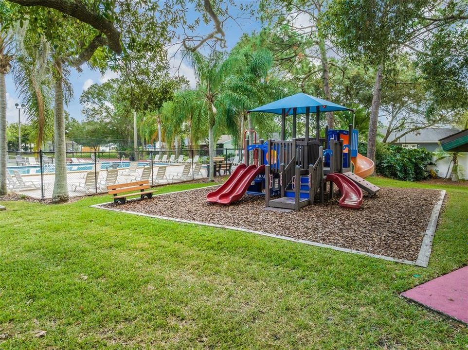 For Sale: $129,900 (2 beds, 2 baths, 915 Square Feet)