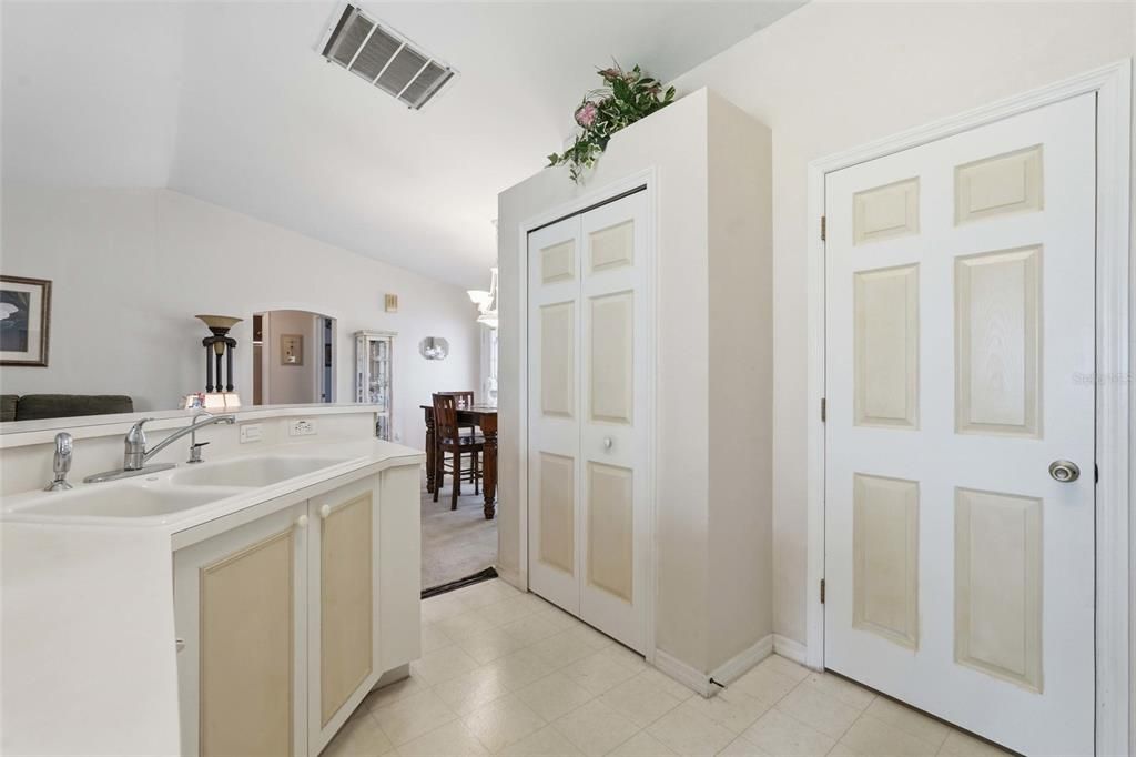 For Sale: $249,900 (3 beds, 2 baths, 1407 Square Feet)