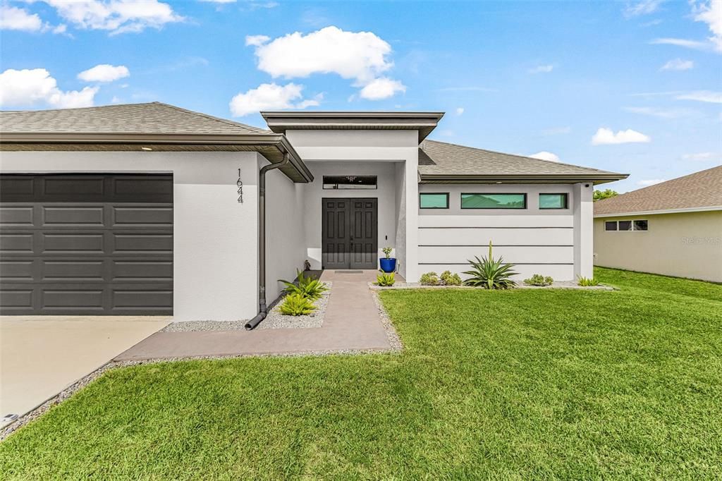 For Sale: $549,999 (3 beds, 3 baths, 2041 Square Feet)