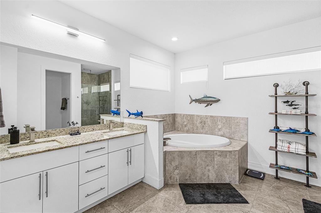 For Sale: $549,999 (3 beds, 3 baths, 2041 Square Feet)