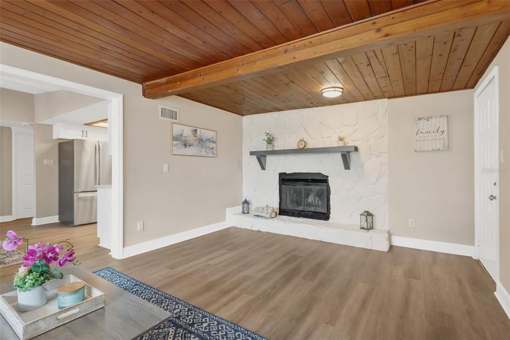 For Sale: $374,900 (3 beds, 2 baths, 1389 Square Feet)