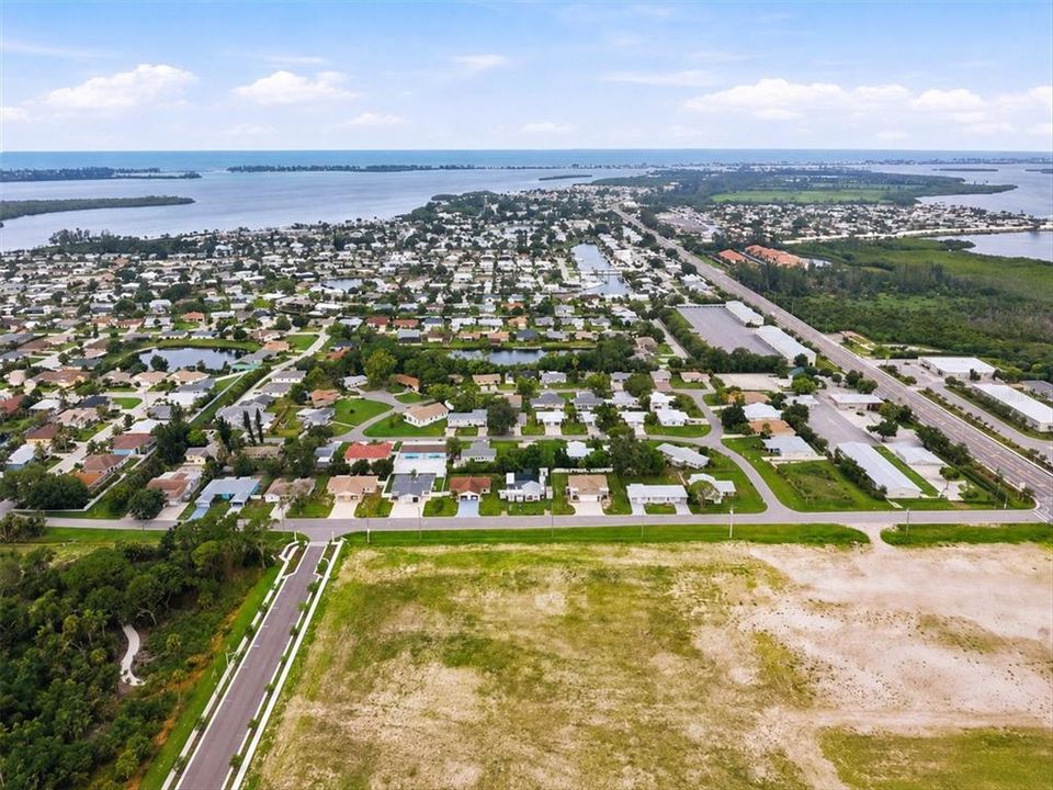 Под контрактом: $315,000 (2 спален, 2 ванн, 728 Квадратных фут)