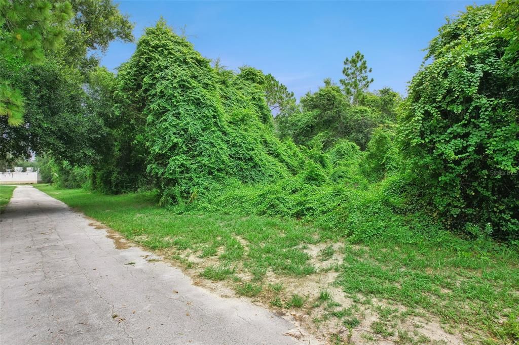 待售: $325,000 (0.69 acres)