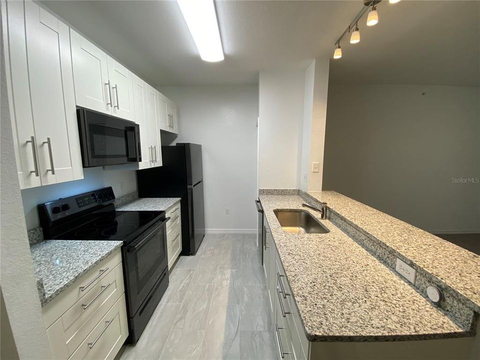 For Sale: $159,000 (1 beds, 1 baths, 734 Square Feet)