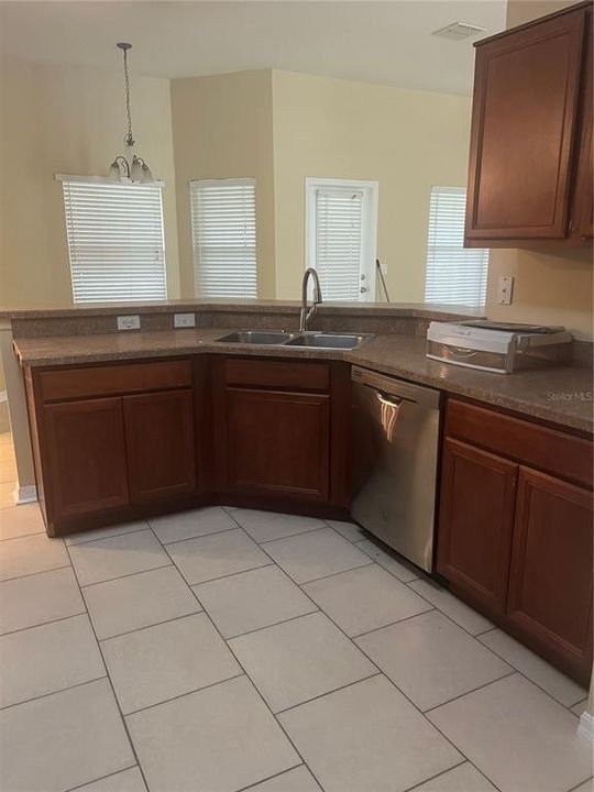For Rent: $2,800 (4 beds, 3 baths, 2276 Square Feet)