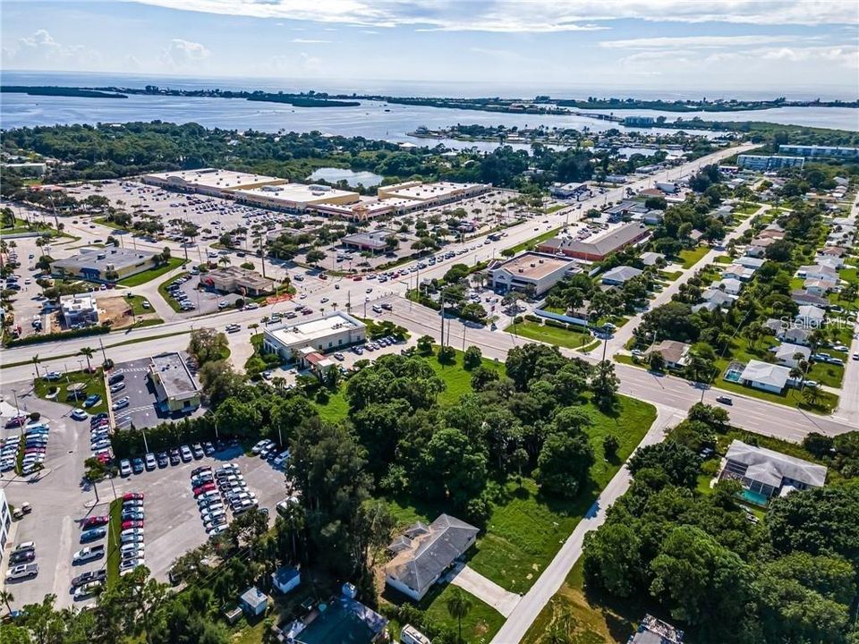 На продажу: $250,000 (0.90 acres)