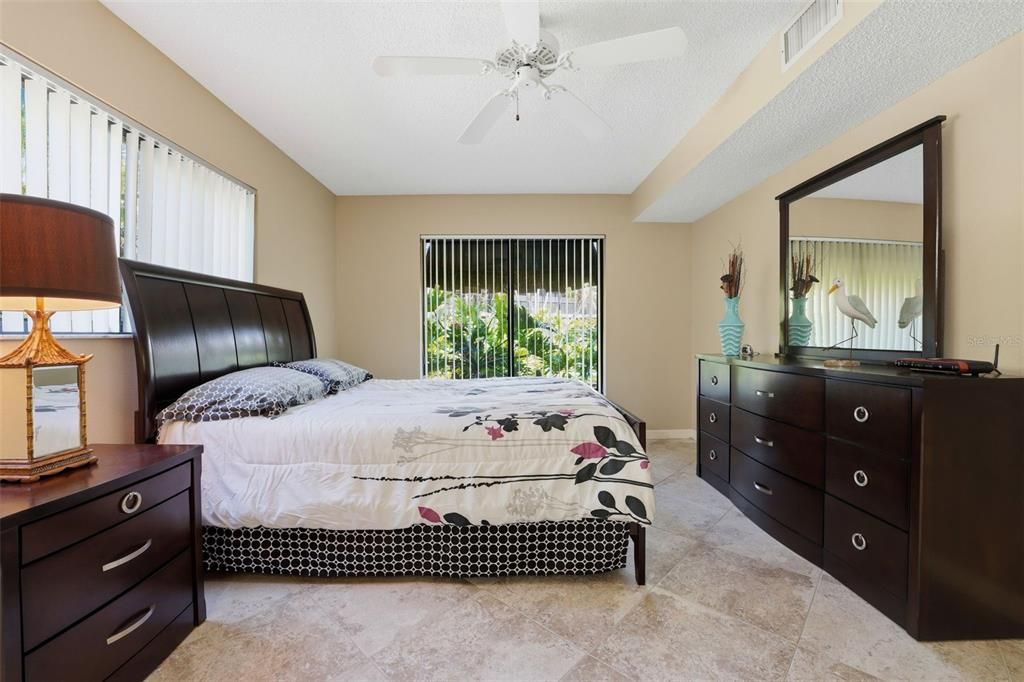 В аренду: $4,500 (2 спален, 2 ванн, 1232 Квадратных фут)