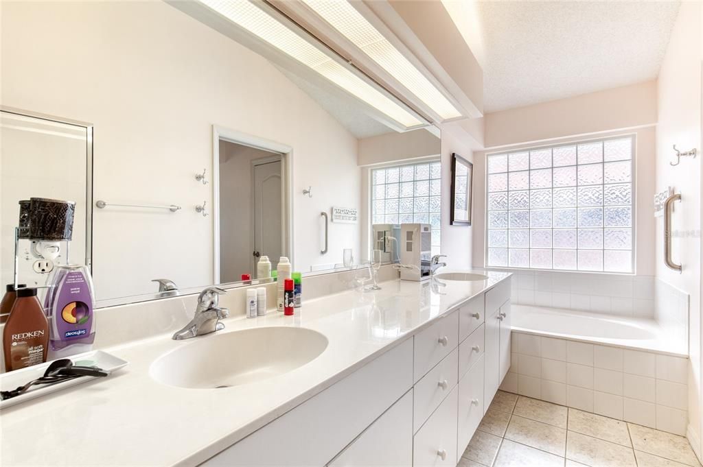 For Sale: $290,000 (2 beds, 2 baths, 1611 Square Feet)