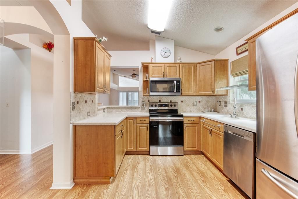 For Sale: $290,000 (2 beds, 2 baths, 1611 Square Feet)