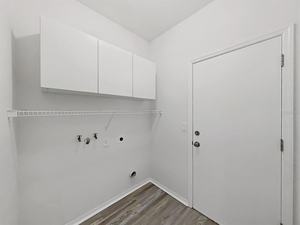 For Sale: $400,000 (3 beds, 2 baths, 1836 Square Feet)
