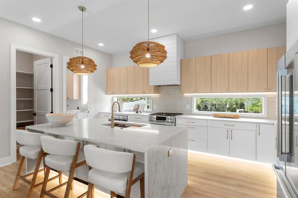 En Venta: $1,349,500 (4 camas, 3 baños, 3025 Pies cuadrados)