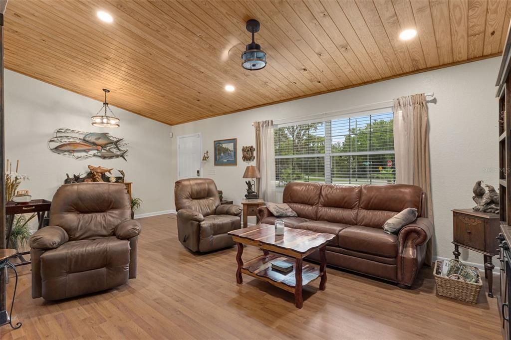 En Venta: $354,900 (3 camas, 2 baños, 1636 Pies cuadrados)