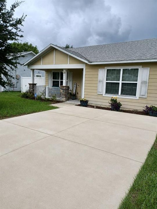 For Rent: $2,200 (3 beds, 1 baths, 1086 Square Feet)
