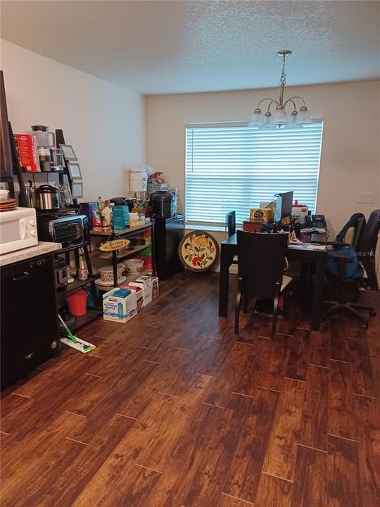For Rent: $2,200 (3 beds, 1 baths, 1086 Square Feet)