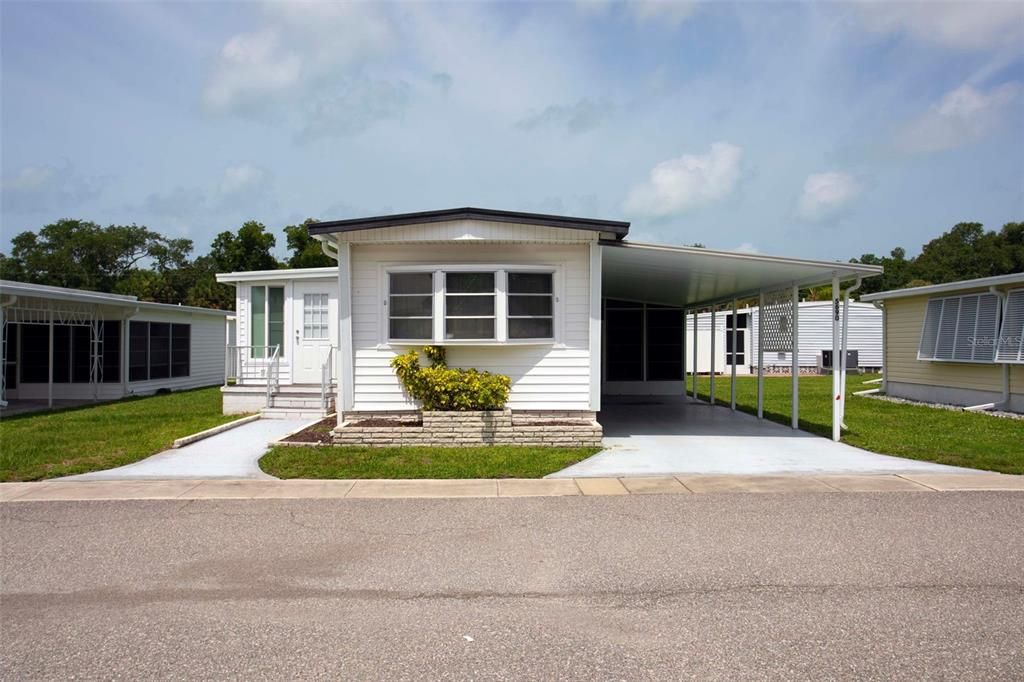 For Sale: $100,000 (2 beds, 2 baths, 719 Square Feet)