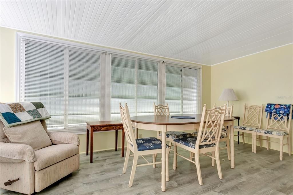 For Sale: $100,000 (2 beds, 2 baths, 719 Square Feet)